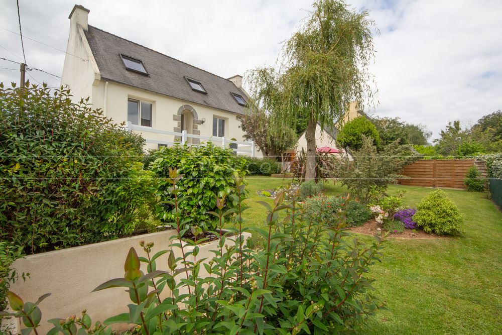 MAISON - MAISON NEOBRETONNE - 4 CHAMBRES -EXCELLENT DPE - VIE DE PLAIN PIED - CALME - JARDIN CLOS ET ARBORE - CARPORT.
